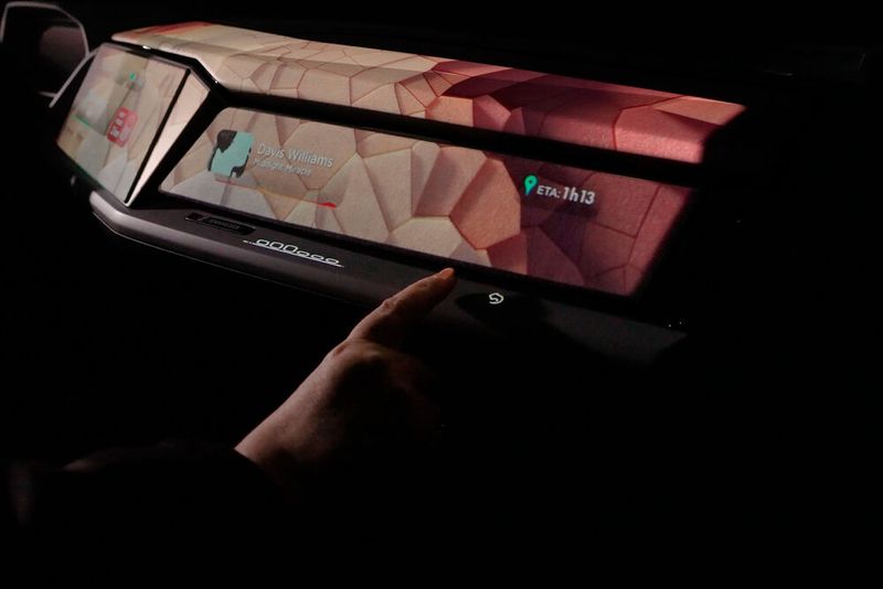 Valeo hat eine Technik entwickelt, die Grafiken und Schalter auf Oberflächen projiziert. Diese können über Gesten „betätigt“ werden. (Bild: Valeo)