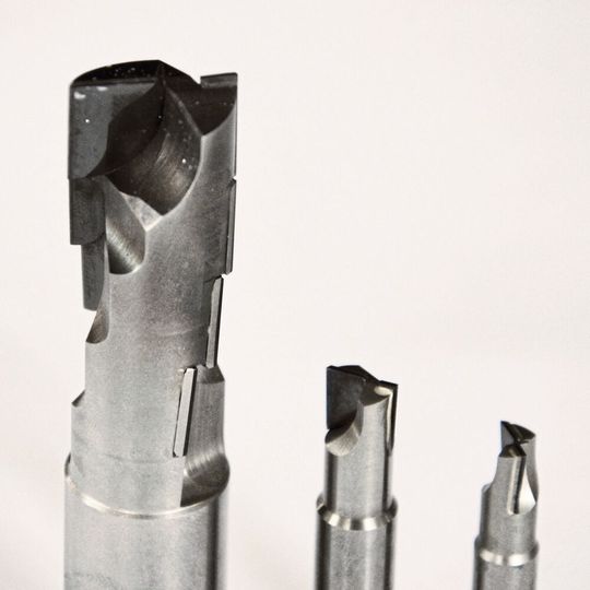 Wirtschaftlich und effizient: Beim Bearbeiten von Faser-Verbundwerkstoffen verkürzen Fräser mit PKD-Schneiden die Bearbeitungszeiten und erreichen längere Standzeiten verglichen mit Hartmetallwerkzeugen (Bild:  Iscar)