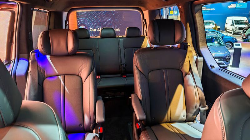 In der siebensitzigen Variante gibt es zwei bequeme Einzelsitze in der zweiten Reihe. (Bild: Wehner - VCG)