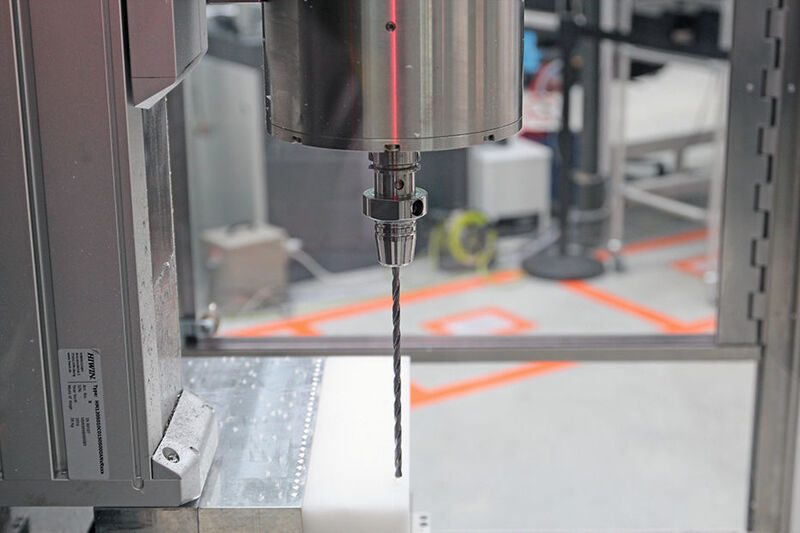 Der Arbeitsraum der LTI-Motion-Anlage zum vibrationsunterstützten Bohren mit magnetgelagerter Spindel, die sowohl beim Tieflochbohren als auch bei der Bearbeitung von Composites für viele Vorteile sorgt. (Königsreuther)