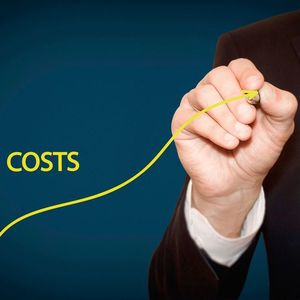 Eine Instandhaltung nach alten Maßstäben kann teuer werden: durch zu früh und damit zu häufig gewechselte Ersatzteile, durch Maschinenstillstände und nicht zuletzt durch Arbeitszeit, die Mitarbeiter für die Recherche nach im Unternehmen verteilten Informationen aufwenden müssen.