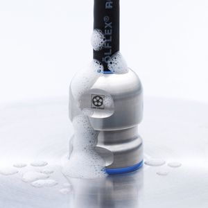 Auf der SPS IPC Drives zeigte Lapp die Edelstahl-Kabelverschraubung Skintop Hygienic.