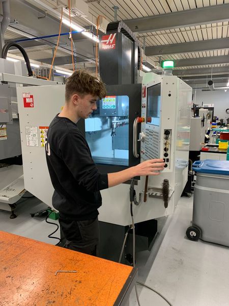 Les apprentis ont la possibilité de se former sur des machines très diverses. (Source : CAAJ Moutier)