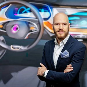 Peter Olah ist zum Leiter des Interieur-Designs bei Skoda berufen. Nach Abschluss seines Studiums an der Slowakischen Technischen Universität in Bratislava gründete Peter Olah ein Designstudio bevor er sich im Jahr 2002 dem Volkswagen Konzern anschloss. Er arbeitete zunächst im Skoda Design Studio und stieg hier zum Senior Designer auf. Parallel schloss er seine Promotion ab und wurde nach seiner Habilitation zum Dozenten an der Slowakischen Technischen Universität berufen. 2006 wechselte Olah nach Potsdam zum Volkswagen Group Design Center Europe und befasste sich mit Projekten für verschiedene Volkswagen Konzernmarken. 2007 kehrte er zu Skoda zurück und arbeitete anschließend als Design-Projektmanager. (Bild:  Auto-Medienportal.Net/Skoda)