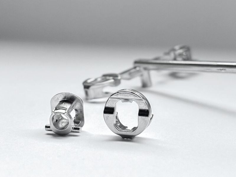 Aufgrund ihrer einzigartigen Materialeigenschaften wie hohe Festigkeit in Verbindung mit hoher Elastizität, Korrosionsbeständigkeit und Biokompatibilität eröffnen amorphe Legierungen Konstrukteuren völlig neue Möglichkeiten.  (Bild: Hereaeus)