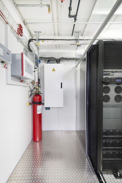 Die vorgefertigte Infrastrukturlösung aus einer Hand beinhaltet USV, Racks, Kühlung und Management-Software. (Bild: Schneider Electric)