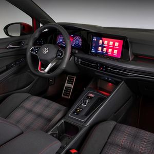 Grundsätzlich bietet der Golf GTI im Innenraum ein digitales Cockpit. Zudem gibt es in der Mittelkonsole immer auch ein Touchscreen. (Bild:  VW)