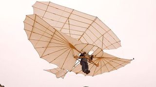 Flug des Lilienthal-Doppeldeckers: Ende Juli 2019 gelangen dem DLR-Mitarbeiter Markus Raffel erstmals dokumentierte Flüge mit einem Nachbau des ersten Doppeldeckers der Welt. (DLR / CC BY 3.0)