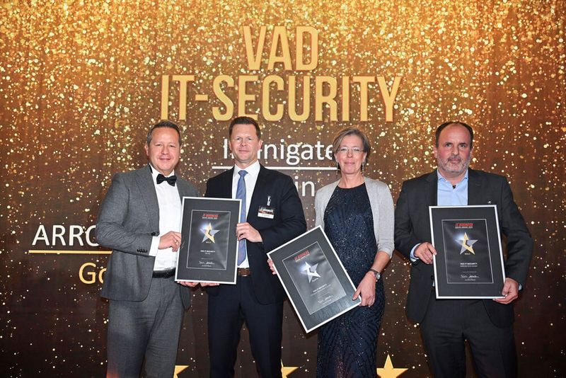 Auf dem Treppchen bei „VAD IT-Security“ stehen: Jörg Eilenstein und Tim Henneveld, TIM (Gold), Anja Marohn, Infinigate (Platin) und Stefan Ostermeyer, Arrow ECS (Gold).  (Bild: Hannes Magerstädt)