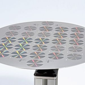 Mikro-Gaschromatographiesäulen (µ-GC-Säulen) in einen 200 mm Siliziumwafer geätzt. Die Säulen werden mit einem zweiten Wafer mittels eines Wafer-Bond-Prozesses geschlossen und anschließend vereinzelt. Danach erfolgt die Funktionalisierung mit einer stationären Phase, analog zu konventionellen GC-Säulen.(Bild:  Fraunhofer IPMS)