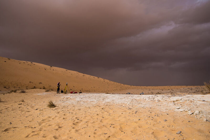Feldforschung an unwirtlichem Ort: Vermessung und Kartierung der archäologischen Stätte Al Wusta in Saudi Arabien.  (© Klint Janulis)