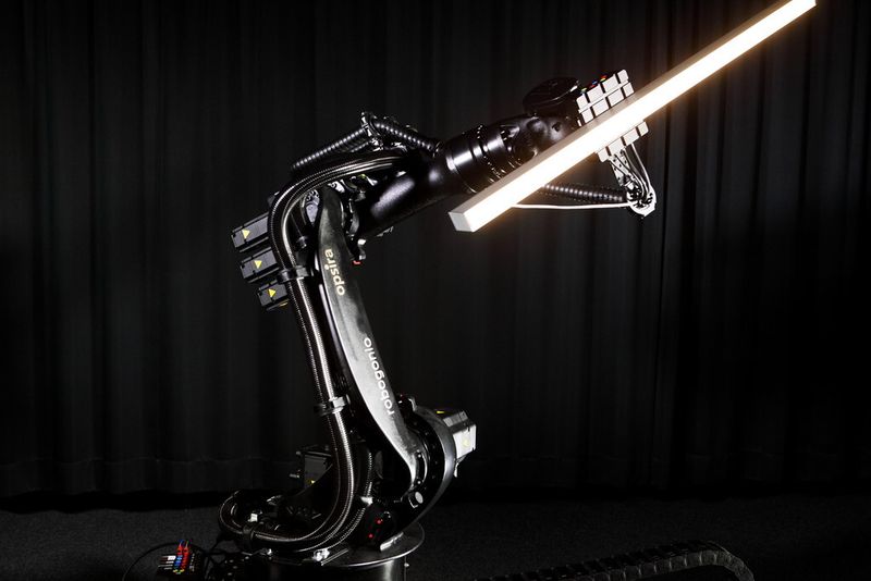 Das Lichtmessgerät Robogonio vermisst LED-Leuchten, Autoscheinwerfer oder ganze Start- und Landebahnbefeuerungen für Flughäfen. (Bild: Kuka)