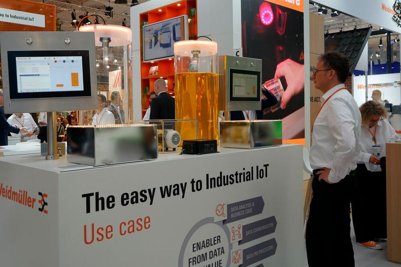 Weidmüller hat an seinem Messestand unter anderem einen Demonstrator für sein IoT-System vorgestellt. Zwischen den zwei Behältnissen kann mithilfe einer Pumpe die Flüssigkeit hin und her gepumpt werden. Sensoren registrieren in der Pumpe und in den Behältnissen Füllstand, Vibration und Durchlauf und senden diese Informationen an die IoT-Plattform Easy Connect von Weidmüller, wo sie übersichtlich dargestellt werden. (Bild: Sandro Kipar)
