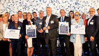 Im Konfettiregen stehen hier der Sieger Werner Orth (Mitte) sowie der Zweitplatzierte Christian Braje von Beresa (dritter von rechts) sowie ihre Mitarbeiter und die Juryvertreter. (Stefan Bausewein)