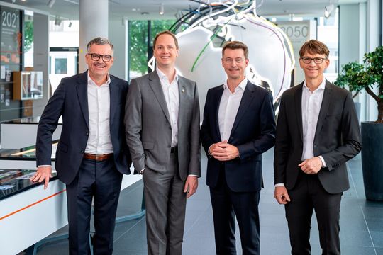 Der Vorstand der Lapp Gruppe (v. l.) CFO Jan Ciliax, CEO Matthias Lapp, CTO Hubertus Breier und CSO Dr. Christoph Hiller berichten einen vorläufigen Rekordumsatz von 2,3 Milliarden Euro für das Geschäftsjahr 2026.(Bild:  Lapp)