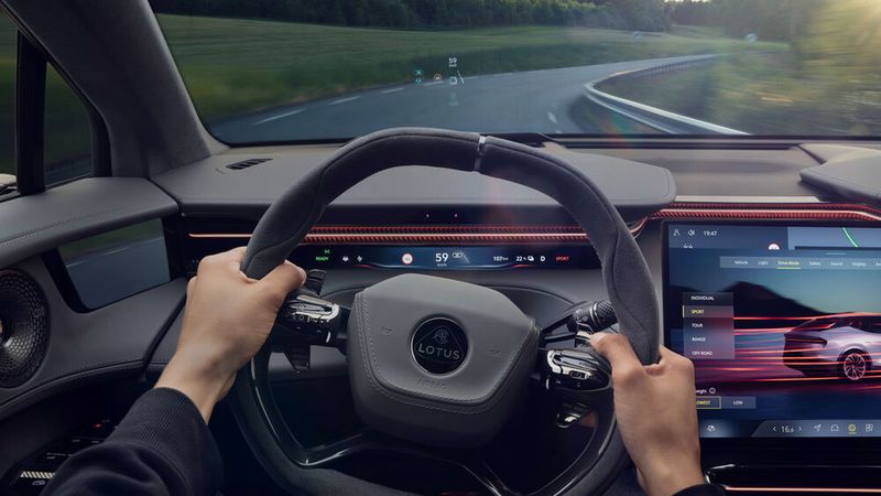 Die Aufteilung der diversen Anzeigen ist gut gelungen. (Bild: Lotus)