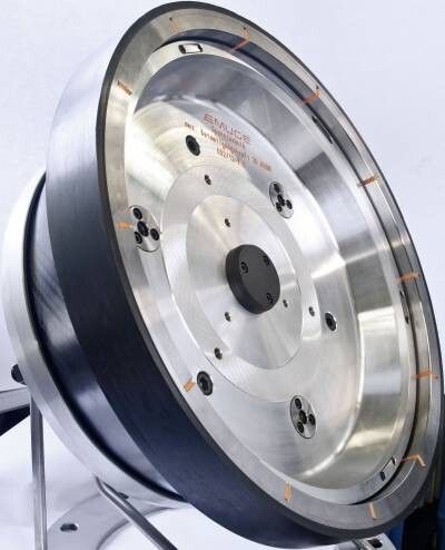 Emuge-Spannfutter mit speziell gewickelter Karbonummantelung für niedriges Gewicht und geringe radiale Aufweitung. (Bild: Emuge-Franken)