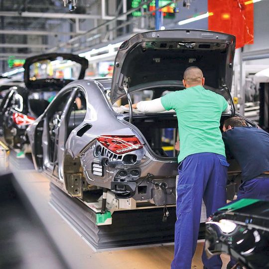 Die Bänder in vielen europäischen Daimler-Werken sollen für zwei Wochen stillstehen.(Bild:  Daimler)