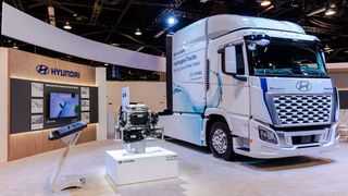 Hyundai hat auf der Messe Advanced Clean Transportation in Kalifornien den neuen Wasserstoff-Lkw Xcient vorgestellt. (Bild: Hyundai)