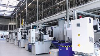 In der jüngsten Fertigungserweiterung sind insgesamt sieben horizontale BAZ miteinander verkettet. Die gesamte Produktion inklusive der Werkzeuglogistik wird von der MMS geplant, gesteuert und überwacht. (Bild: Martinus Menne)