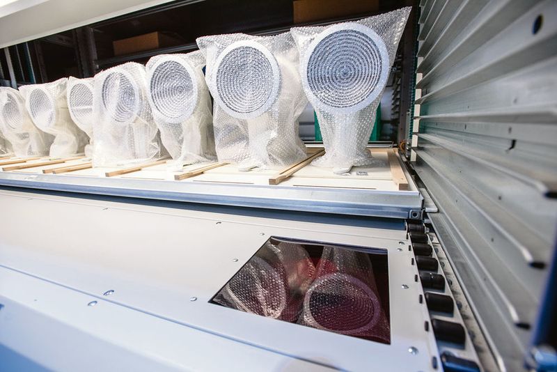 RFID-Technologie am Lagerlift sorgt für die richtige Zuordnung eines ausgelagerten Tablars zum Shuttle XP. (Kardex Remstar)