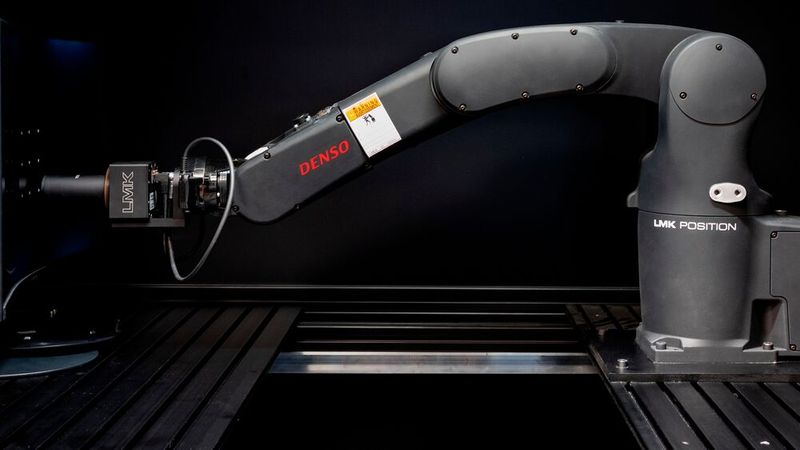 Ein spezieller 6-Achsen-Industrieroboter für die Display-Messtechnik ist mit einer Kamera sowie optional mit einem Spektrometer ausgestattet. (Bild:  TechnoTeam)