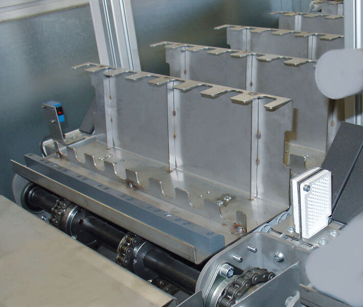 Acht photoelektrische Miniatursensoren prüfen die Belegung des Werkstückträgers. (Bild: Famag Robotik & Automation GmbH)