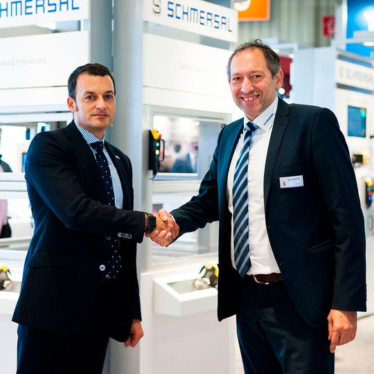 Die Schmersal Gruppe und Satech Safety Technology sind eine weltweite Vertriebspartnerschaft eingegangen (v.l.): Xavier Garcia, CEO bei Satech Safety Technology, und Oscar Arias, Chief Sales Officer der Schmersal Gruppe(Bild:  Schmersal)