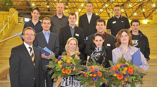 Ausgezeichnete Mechatroniker und Mechatronikerinnen: Die Innung Mittelfranken hat in diesem Jahr rund 350 mittelfränkische Gesellinnen und Gesellen im Kfz-Mechatroniker-Handwerk frei gesprochen. Aufgrund ihrer besonderen Leistungen wurden drei Junggesellinnen und neun Junggesellen besonders geehrt. (Archiv: Vogel Business Media)