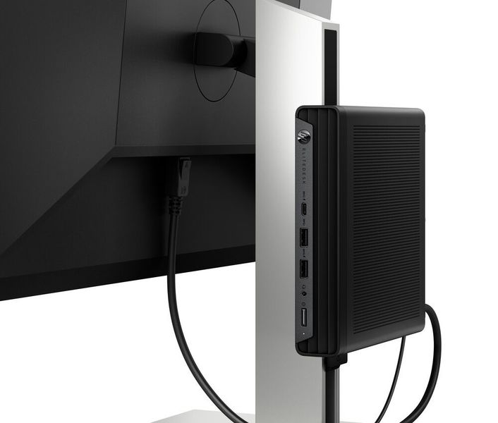 Der kleine EliteDesk 805 G8 kann beispielsweise am Standfuß eines Monitors befestigt werden und belegt so keinen eigenen Platz auf dem Schreibtisch. (HP)
