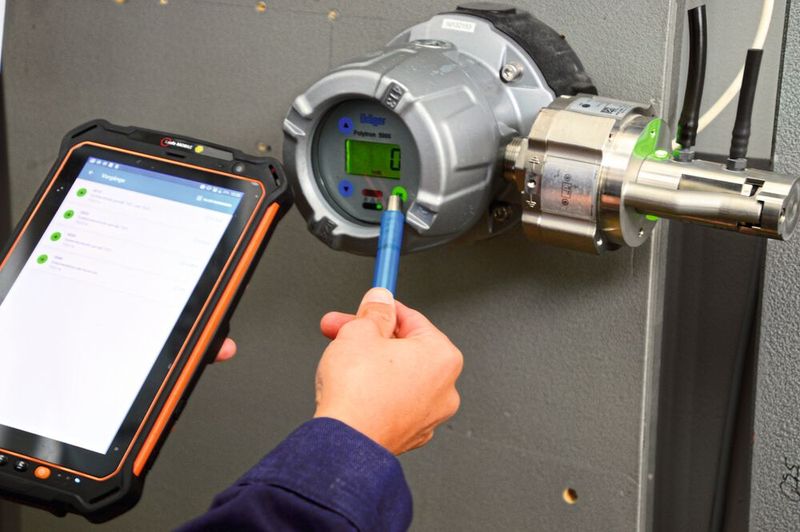 Prüfung eines stationären Gaswarngerätes mit digitaler Dokumentation (Bild: Bilfinger)