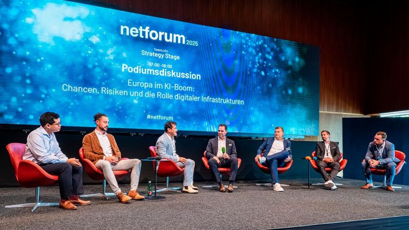 Im Anschluss an die Vorträge gab es an beiden Veranstaltungstagen Podiumsdiskussionen mit hochkarätigen Teilnehmern. Über den KI-Boom in Europa diskutierten Philipp Kalweit, Matthias Fendt, Dietmar Dahmen, Jan Moll, Matthias Natterer, Marco Stiefel und Marc Stubert (v. l.). (Bild: dtm group)