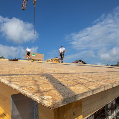 Mehr als 2'000 Quadratmeter SterlingOSB/3-Zero von West Fraser hat die Holzbau Rehm GmbH als Untersicht und Dachschalung im Satteldach der neuen Lagerhalle vom Bauhof der Markt Ergoldsbach verbaut. Die Platten entsprechen der Norm EN 300 und sind damit sowohl für tragende als auch verkleidende Zwecke ausgelegt. (Bild: West Fraser/Ulrich Meyer)
