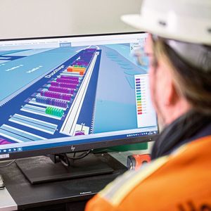 Seit das Duschlager im November 2020 als „digitaler Zwilling“, einem mathematischen Abbild des realen Standorts, existiert, ist das Abkühlen des Warmbands nicht mehr dem Zufall überlassen: Das System meldet, sobald ein Coil bereit ist für den Weitertransport und die Weiterverarbeitung – und zwar temperaturabhängig. (Bild:  Thyssenkrupp)