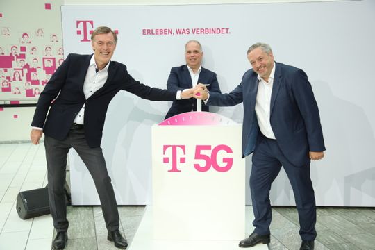 (5G-Boost: Michael Hagspihl, Geschäftsführer Privatkunden, Dirk Wössner, Telekom-Deutschland Chef, und Walter Goldenits, Technikchef der Telekom in Deutschland (v.l.n.r.) stellen in Bonn die größte 5G-Initiative für Deutschland vor. (Bild: Deutsche Telekom AG))
