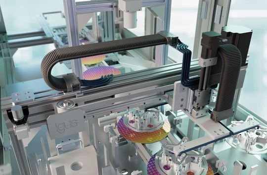 Mit der e-skin soft ESD bringt igus eine abriebfeste und ableitfähige Energiekette für Reinräume auf den Markt, die für mehr Sicherheit in der Chip- und Batteriefertigung sorgt.(Bild:  igus)