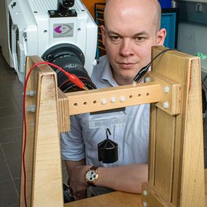 Versuchsaufbau mit Dr. Philipp Rothemund, Postdoctoral Researcher, MPI-IS Stuttgart: „In der Grundlagenforschung stößt man ständig auf neue Fragen, Aspekte und Anforderungen. Dementsprechend muss die Ultra Highspeed-Kamera für unsere Analysen einen sehr hohen Leistungsumfang und eine große Funktionsbreite bieten.“ (Bild:  KW_MPI-IS)