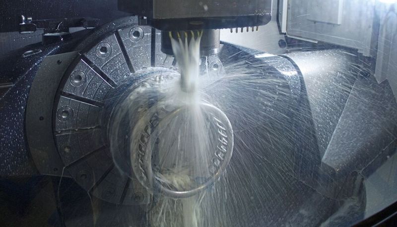 Die komplexe Werkstückgeometrie erfordert recht lange Bearbeitungszeiten. Deshalb werden in der Regel immer zwei Rohlinge auf beiden Dreh-/Fräszentren parallel zerspant. (Bild: Martinus Menne)