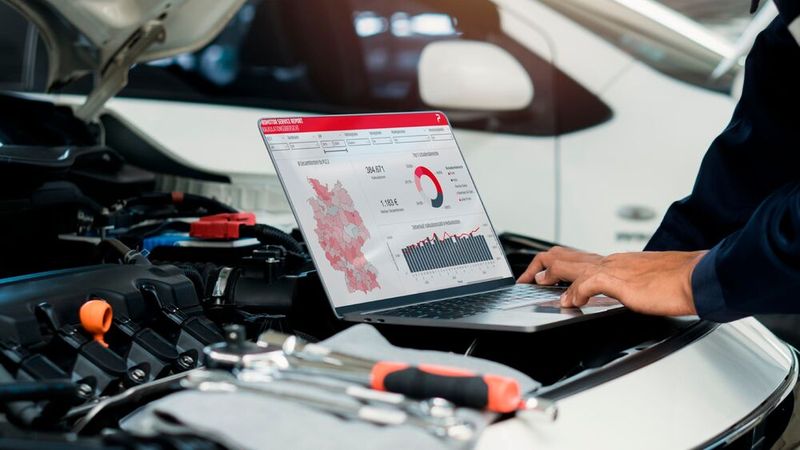 Sinkende Wartungshäufigkeit, wartungsarme Elektrofahrzeuge und steigende Kosten setzen das Werkstattgeschäft unter Druck. (Bild:  Promotor)