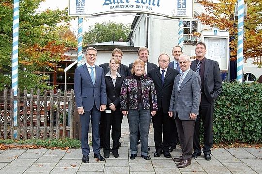 ELEKTRONIKPRAXIS-Round-Table Obsoleszenz-Management (v.l.): Michael Velmeden, cms; Stefanie Kölbl, TQ-Systems; Franz Graser, Margit Kuther, Redakteure ELEKTRONIKPRAXIS; Johann Weber, Zollner; Erich Baumgartner, CCS; Marco Balling, productware; Georg Höller, ZVEI und Johann Wiesböck, Chefredakteur ELEKTRONIKPRAXIS ELEKTRONIKPRAXIS-Round-Table Obsoleszenz-Management (v.l.): Michael Velmeden, cms; Stefanie Kölbl, TQ-Systems; Franz Graser, Margit Kuther, Redakteure ELEKTRONIKPRAXIS; Johann Weber, Zollner; Erich Baumgartner, CCS; Marco Balling, productware; Georg Höller, ZVEI und Johann Wiesböck, Chefredakteur ELEKTRONIKPRAXIS