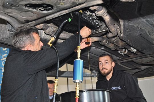 Einige Fahrzeughersteller sprechen in Sachen Getriebeöl von einer „Lifetime-Füllung“. Doch selbst der Getriebehersteller ZF empfiehlt einen Ölwechsel bei Wandlergetrieben nach circa 80.000 bis 120.000 Kilometern. Einige Fahrzeughersteller sprechen in Sachen Getriebeöl von einer „Lifetime-Füllung“. Doch selbst der Getriebehersteller ZF empfiehlt einen Ölwechsel bei Wandlergetrieben nach circa 80.000 bis 120.000 Kilometern.