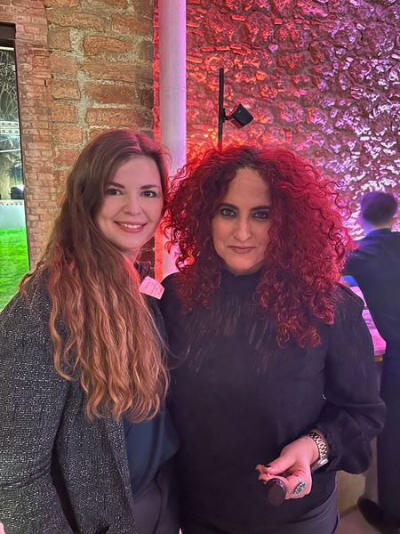 Irgenwie findet man Valerie Klug (ITZ) und Besa (IT-BUSINESS) immer bei den Süssigkeiten. (Bild: Vogel IT-Medien )