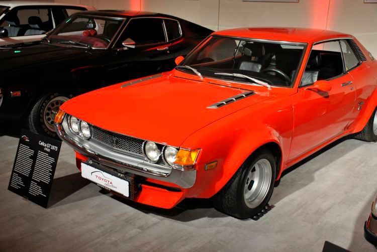 Die Celica, hier als GT-Variante von 1973, war ein Hardtop-Coupé, das dank zweier obenliegender Nockenwellen und Doppelvergasern besonders jüngere Fahrer ansprach und von diesen – siehe Exponat – auch gerne mal einer „Sport-Kur“ unterzogen wurde. (Dominsky)