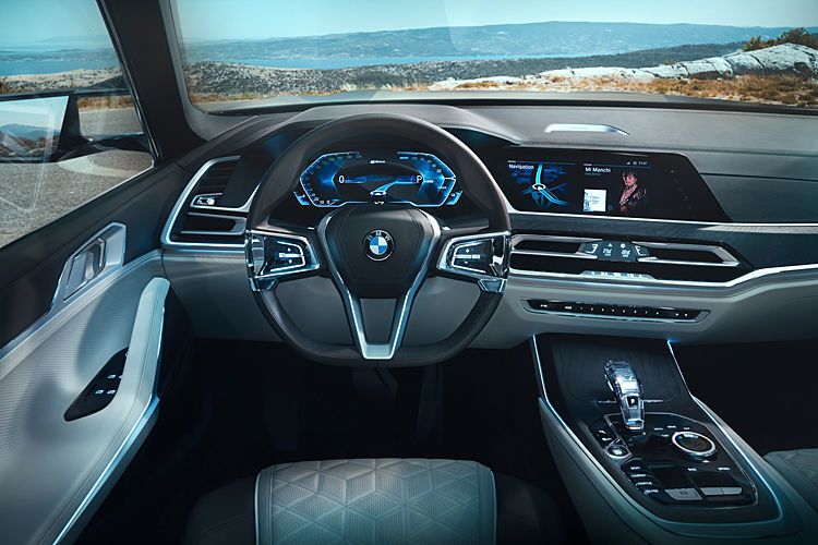 Das Cockpit und die Bedieneinheit sind aufgeräumt und die Anzahl der Schalter und Knöpfe wurden auf ein Minimum reduziert. (BMW)