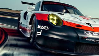 Mit dem jahrzehntelangen Sinnbild der Marke Porsche – dem Heckmotor – hat der OEM mit dem neuen 911 RSR abgeschlossen. Der Motor sitzt jetzt vor der Hinterachse. (Porsche)