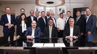 Unterzeichnung der Partnerschaft in Chicago: (vordere Reihe, von links) Sebastian Seitz, CEO von Eplan, Daniel Castro, Dekan Purdue Polytechnic und Jochen Trautman, CEO Rittal Automation Systems. (Bild: Eplan)