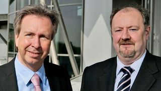 Viscom-Gründer Dr. Martin Heuser und Volker Pape vor der Viscom Zentrale in Hannover (vlnr) (Archiv: Vogel Business Media)