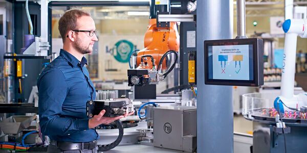 Ihre Ergebnisse haben die Wissenschaftler an einem Demonstrator in der Smart Factory OWL getestet. Ihre Ergebnisse haben die Wissenschaftler an einem Demonstrator in der Smart Factory OWL getestet.