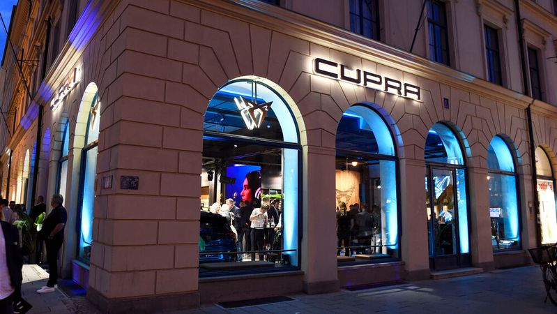 Schön anzusehen: Cupra macht inzwischen gerade auch in Innenstädten auf sich aufmerksam. Im Bild die Cupra City Garage in München. Schön anzusehen: Cupra macht inzwischen gerade auch in Innenstädten auf sich aufmerksam. Im Bild die Cupra City Garage in München.