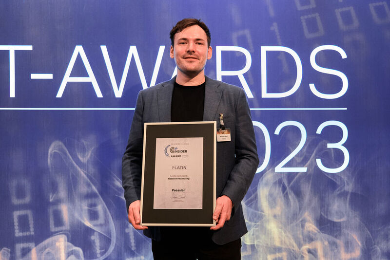 Hält den Platin-Award in der Kategorie „Netzwerk-Monitoring“ in die Kamera: Maximilian Bauer von Paessler.  (Bild: krassevideos.de / VIT)